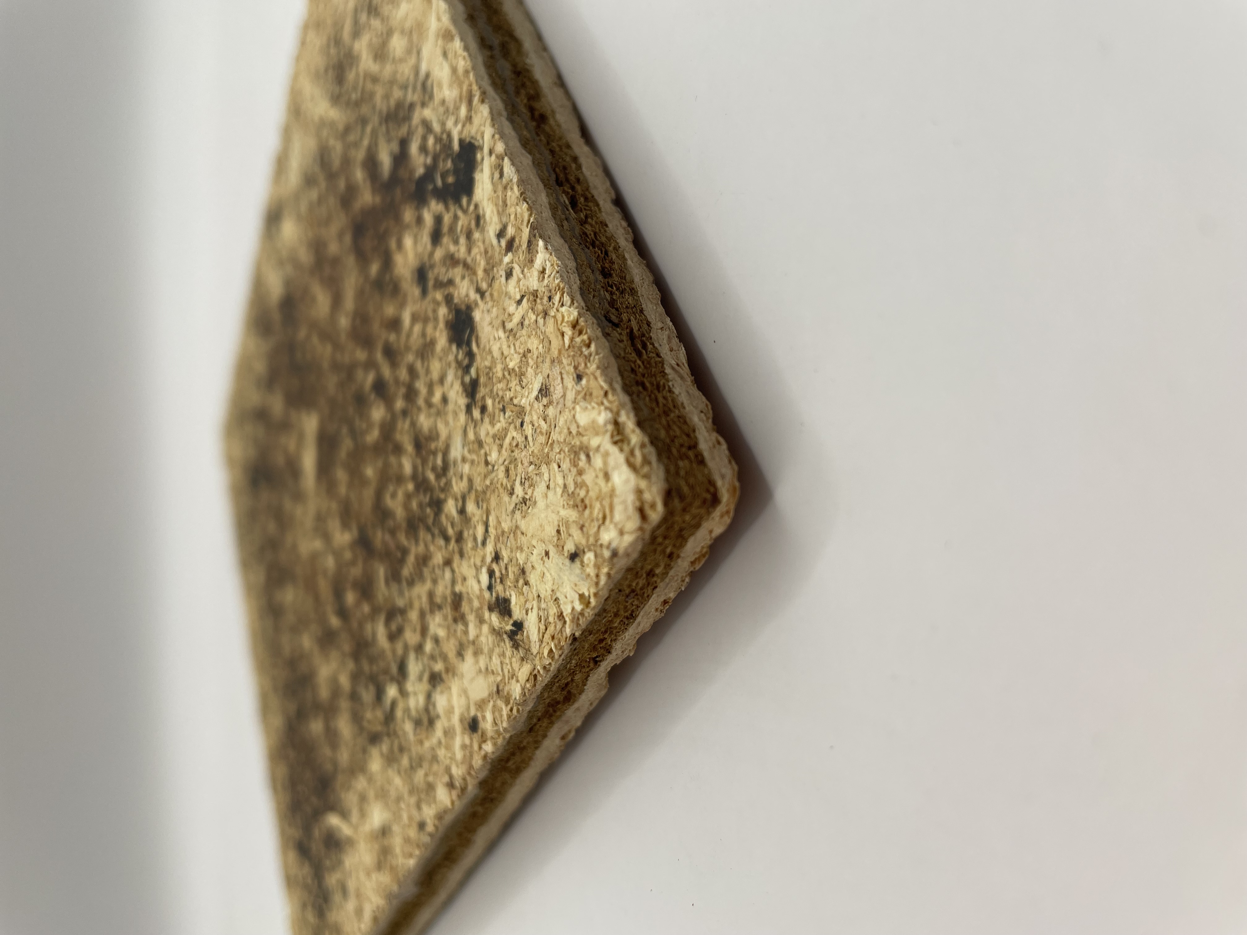 Ábhar bio-composite panels made from recovered wood fibre
